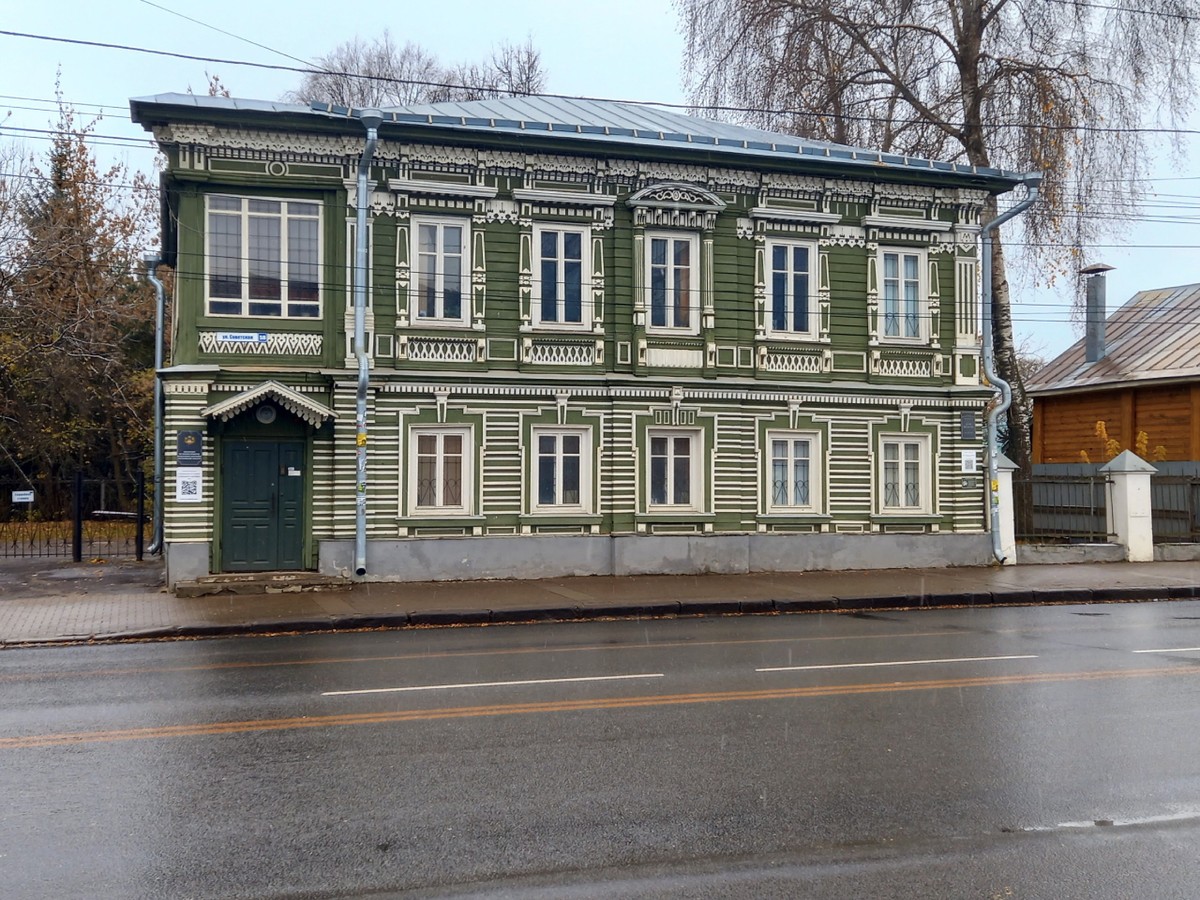 Заглянуть за наличник — разглядеть Кострому!