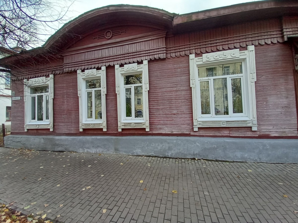 Заглянуть за наличник — разглядеть Кострому!