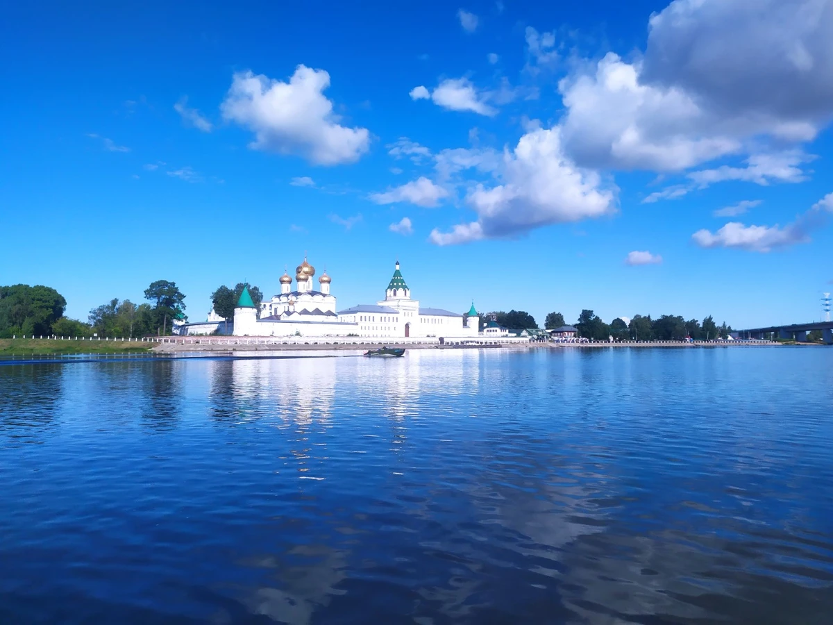 Кострома с воды: знакомые виды в новом ракурсе