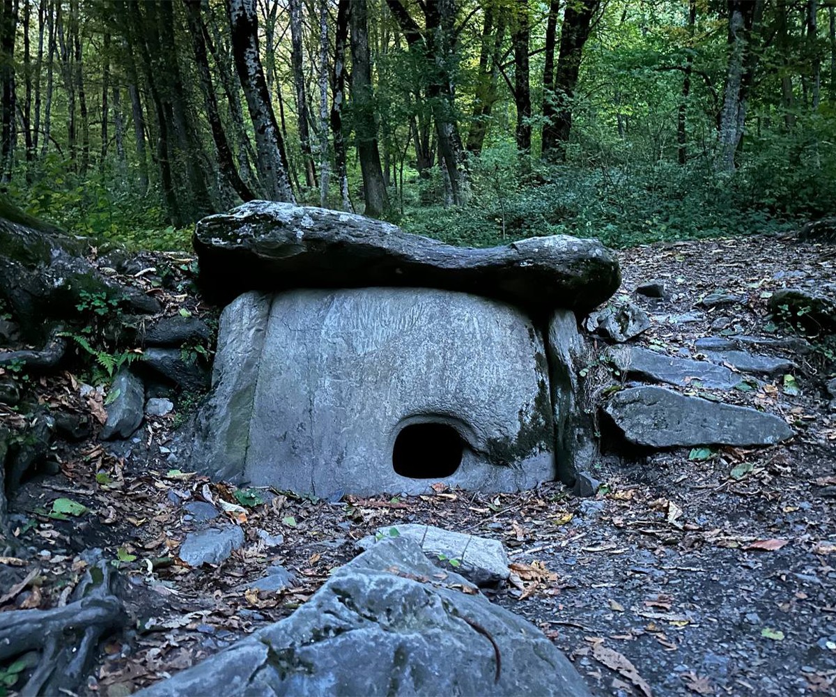 Живописные ущелья, дольмены и горные курорты за 1 день (из Сочи)