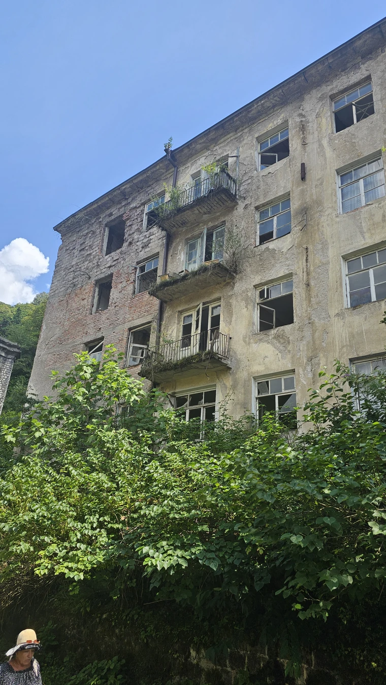 Джипинг по городам-призракам и водопадам Восточной Абхазии
