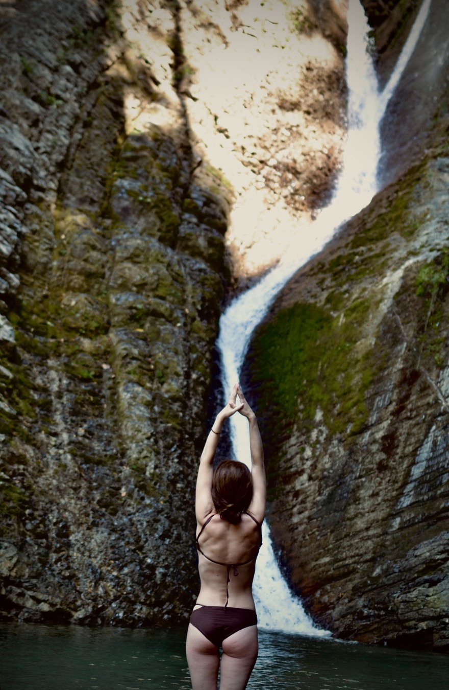 Художественная фотосъёмка на водопаде