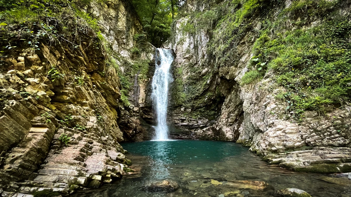 По лесной тропе — к водопадам